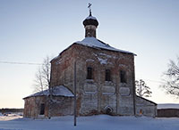 Церковь Преображения Господня Сойгинской пустыни в Белопашино Ленского района Архангельской области. Вид с севера. Фот. 2015 г.