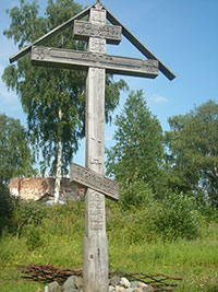Поклонный крест, установленный на месте бывшего Воскресенского мужского монастыря. Фото А. Яковлева, 2013 г.