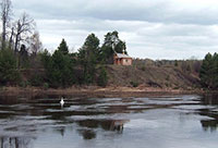 Общий вид места, где находилась Дедова Троицкая пустынь на Дедовом острове на реке Сухоне в Тотемском районе Вологодской области. Видна построенная на месте монастырского собора часовня. Фото 2012 г.
