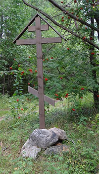 Памятный крест на месте, где находилась Дружинина Долговицкая Зосимо-Савватиевская пустынь. Фото 2014 г.