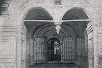 Вход в Иоанно-Предтеченскую церковь в Дюдиковой пустыни. Фото П. Павлова из кн.: Дунаев Б. И. Северно-русское гражданское и церковное зодчество. Город Вологда. – М.: Тип В.И. Воронова, 1914.