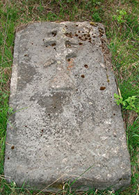 Древняя могильная плита близ Богородице-Рождественской церкви на бывшем Междуозерском Родионовском погосте. Фото И. Тарасова, 2007 г.