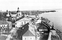 Успенский монастырь. На переднем плане поварня и трапезная