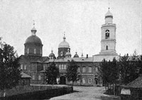 Вид Леушинского монастыря с севера. На переднем плане Троицкий собор и Колокольня с трапезной, богадельней и надвратной церковью (на крыше видна ее маленькая главка). На заднем плане купола собора Похвалы Божией Матери