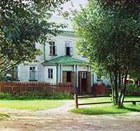 Корпус сестер Леушинского монастыря. Фото С. М. Прокудина-Горского, 1909 г. Реставратор: Сергей Прохоров