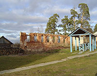 Фрагмент стены несохранившейся постройки бывшего Николо-Моденского монастыря. Фото 2005 г.