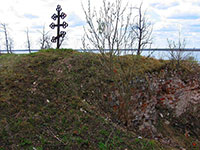 Руины церкви Николая Чудотворца и памятный крест. Фото 2009 г.