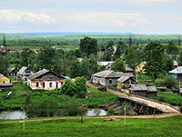 Андомский погост. Справа от въезда на мост – полуразрушенное здание церкви Троицы Живоначальной