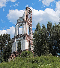 Колокольня Николаевской Островской церкви у д. Ватаманово Белозерского р-на Вологодской обл. Вид с юго-западной стороны. Фото В. Ремизова, 2010 г.