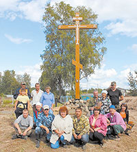 Поклонный крест на месте разрушенного храма Николая Чудотворца в д. Прилуки Усть-Кубинского р-на. Вокруг креста – команда единомышленников (в центре – З. Н. Селезнева, организатор проекта), благодаря усилиям которой и был установлен Поклонный крест. Фото 2014 г.