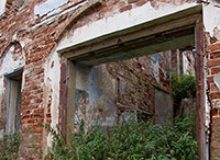 Сохранившийся фрагмент фасада настоятельского корпуса Семигородней Успенской пустыни. Фото 2007 г.