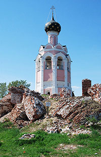 Спасо-Каменный Преображенский монастырь. Церковь Успения Пресвятой Богородицы. На первом плане – остатки стен Преображенского собора. Фото 2010 г.