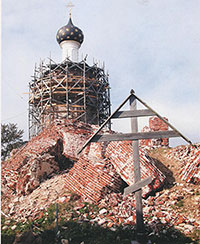 Деревянный Поклонный крест, поставленный Александром Плигиным в 1993 г., и сверкающий крест над Успенской колокольней, освященный владыкой Максимилианом в 2003 г., знаменуют десятилетие подвижнических трудов на Спасо-Каменном острове