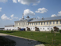 Спасо-Прилуцкий монастырь. На переднем плане – летний настоятельский корпус, на дальнем плане – «сушило», зимний настоятельский корпус и Вознесенский надвратный храм. Фото 2011 г.