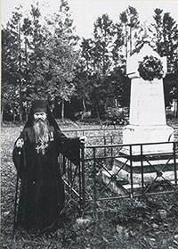 Настоятель Спасо-Прилуцкого монастыря архимандрит Анатолий у могилы К. Н. Батюшкова. Начало XX в.