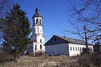 Остатки монастырской ограды Сямского Богородице-Рождественского монастыря. Фото 2006 г.