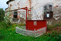 У крепостной ограды, выходящей на реку, в конце XX века нашли мощи преподобного и поставили крест на этом месте