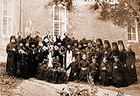 Братия Кирилло-Белозерского монастыря на могиле прп. Иакова (Поспелова)
