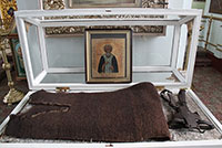 Власяница и вериги преподобного хранятся в раке перед иконой самого святого в храме в честь прп. Лонгина Коряжемского г. Коряжма