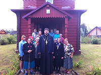 Благочинный Шекснинского округа протоиерей Александр Колесов с прихожанами около часовни, освященной в честь Нерукотворного Образа