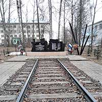 Памятник железнодорожникам, самоотверженно трудившимся на станции Бабаево в годы Великой Отечественной войны. Автор фотографии: Елена Кузнецова. Дата съемки: 13 апреля 2021 г.