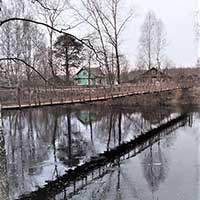 Подвесной мост в г. Бабаево через р. Колпь – местная достопримечательность. Автор фотографии: Елена Кузнецова. Дата съемки: 13 апреля 2021 г.