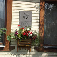 Мемориальная доска поэту Л. А. Беляеву на доме № 42 по ул. Коммунистической в г. Белозерске.