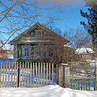 В этом доме на улице Сенной в Чагоде в июле 1970 года Николай Рубцов гостил у Юрия Котова, поэта, корреспондента районной газеты «Искра»