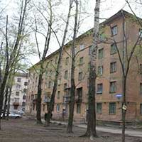 Улица Ломоносова, 40а. В одной из квартир жил череповецкий писатель Ю. Ф. Тарыничев, в гостях у которого бывал Николай Рубцов