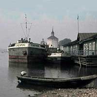 Пристань в г. Кириллове, на которую в августе 1967 г. причалил «Теплотехник» с писателями и поэтами на борту. В их числе был Николай Рубцов. Дата съемки: 1968 г.