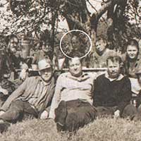 Оденьево. Сидят в первом ряду (слева направо): художник Евгений Уханов, болгарский художник-реставратор Рильского монастыря Любен Прашков, заслуженные художники В. Сергеев, В. Корбаков. За столом: Ю. Петров, В. Прашкова, Н. Рубцов, В. Малыгин. Дата съемки: 15 августа 1970 г.