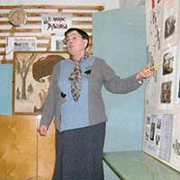 Татьяна Ивановна Решетова (Агафонова) в школьном музее Н. Рубцова в с. Шуйское 