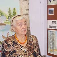 Татьяна Ивановна Решетова (Агафонова) в школьном музее Н. М. Рубцова в с. Шуйское Междуреченского р-на Вологодской обл. Дата съемки: 19 сентября 2013 г.