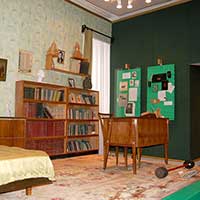 Обстановка квартиры А. Я. Яшина на ул. Аэропортовской, д. 1 в г. Москве. Экспозиция историко-мемориального музея А. Яшина в Никольске