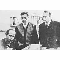 В музее Яшина в г. Никольске гости расписываются в книге отзывов. На фото: Н. Рубцов, В. Астафьев, А. Романов. Автор фотографии: В. Покровский 