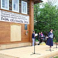 Участники «Романовских чтений» возле дома А. А. Романова в д. Петряево. Дата съемки: 2017 г.