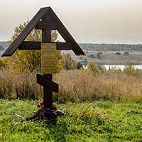 Поклонный крест в д. Спасское Сокольского района. Напротив, через р. Стрелица, д. Самылково. Дата съемки: сентябрь 2020 г.