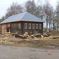 Сегодняшний облик родового дома семьи Рубцовых в Биряково, в котором А. К. Задумкин и Г. Б. Прохорова создают музей. Автор фотографии: Алексей Задумкин. Дата съемки: апрель 2021 г.