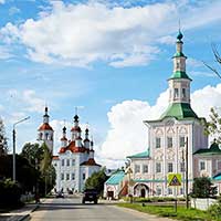 Тотьма. Входоиерусалимская церковь и храм Рождества Христова (слева – направо)