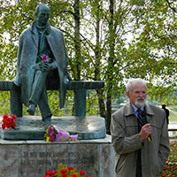Сергей Петрович Багров, вологодский писатель и друг юности Николая Рубцова, у памятника поэту в Тотьме. Октябрь 2011 года