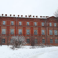 Школа № 1 г. Тотьмы (памятник истории и культуры, здание бывшей художественной промышленной школы). Набережная Кускова, 14. Автор фотографии: Елена Лобанова. Дата съемки: 2021 г.