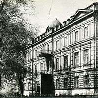 Средняя школа № 1 (бывшая Петровская ремесленная школа). Автор фотографии: В. Куприянов. Дата съемки: 1988 г.