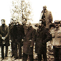 Открытие первого на Вологодчине памятника Николаю Михайловичу Рубцову в г. Тотьме Вологодской области. Слева направо: автор памятника В. Клыков, Л. Брагин, А. Грязев, Г. Красников, Л. Леонов, С. Багров, Ю. Воронов