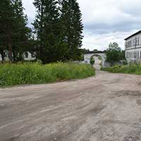 Ворота в Спасо-Суморин монастырь. Справа – здание бывшего Тотемского лесотехнического техникума, в котором в 1950-52 гг. учился Николай Рубцов. Фото Светланы Жолудевой, 2020 г.