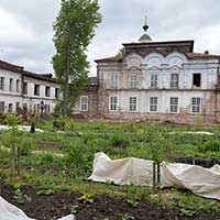 Здание бывшего Тотемского лесотехнического техникума (слева), в котором учился Н. Рубцов. Фото Светланы Жолудевой, 2020 г.