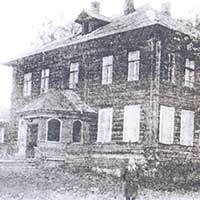 Здание Никольской начальной школы, в которой Коля Рубцов учился с 1 по 4 класс