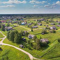 Улица Дмитриевская в селе Никольском Тотемского района. Время съемки: июнь 2018 г.