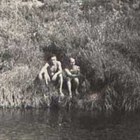 Николай Рубцов и И. Серков в Никольском. Время съемки: лето 1964 года. Фото из архива С. Лагерева