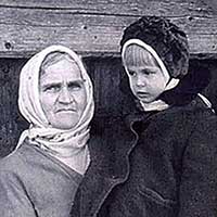 Дочь Николая Рубцова Лена с бабушкой Шурой. Время съемки: 1966 год