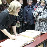 После церемонии открытия мемориальной доски Н. М. Рубцову на здании редакции газеты «Тотемские вести». Главный редактор газеты Маргарита Неклюдова рассказывает о публикациях поэта в газете «Ленинское знамя» в 60-х гг.